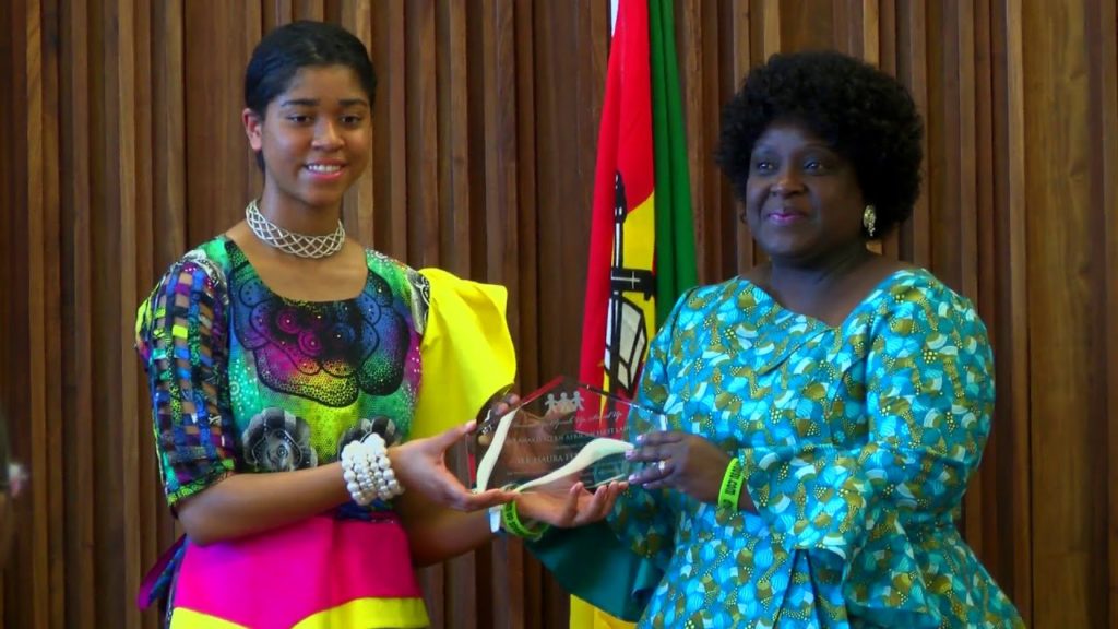 Zuriel presents the 2018 DUSUSU Awards to Mozambique First Lady Isaura Nyusi