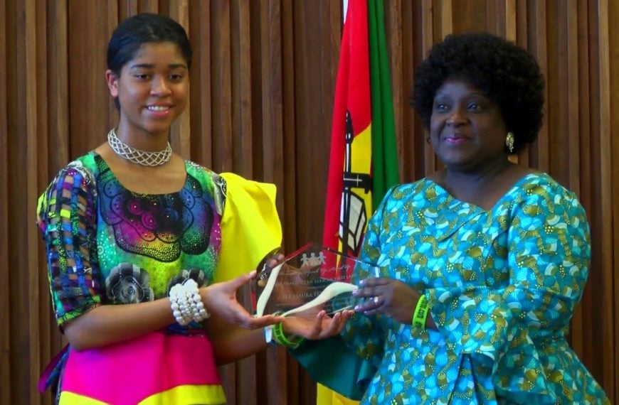 Zuriel presents the 2018 DUSUSU Awards to Mozambique First Lady Isaura Nyusi