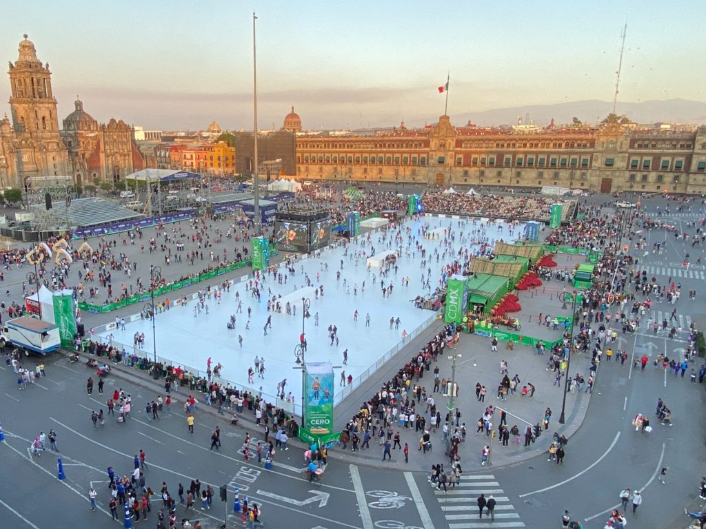La pista de patinaje más grande del mundo: Glice pista ecológica en el Zócalo de la Ciudad de México