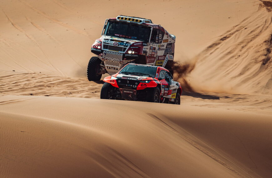 Team duel in the dunes: Aliyyah Koloc chases de Baar