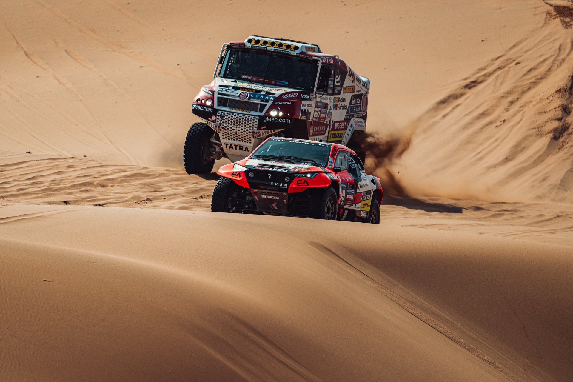 Team duel in the dunes: Aliyyah Koloc chases de Baar